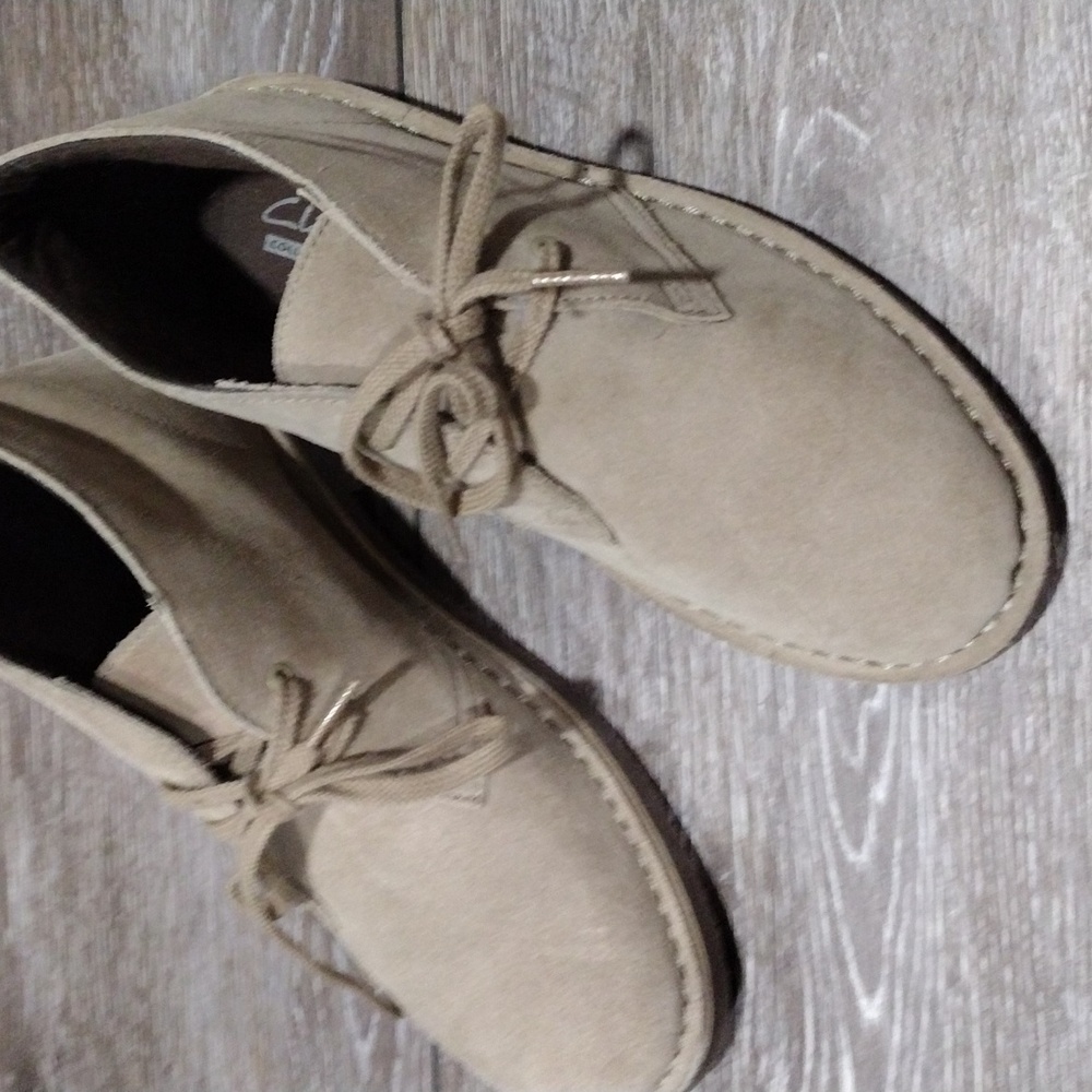 Clarks classic tan suede chukka boots. NWOT. Size 7.5